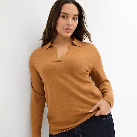 Brun genser med V-hals og krage kombinert med mørke jeans.