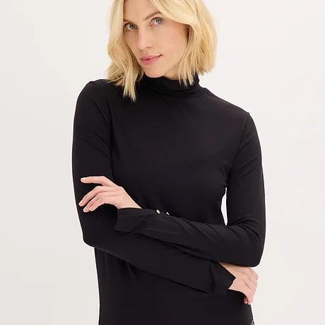 Sort pologenser med lange ermer.