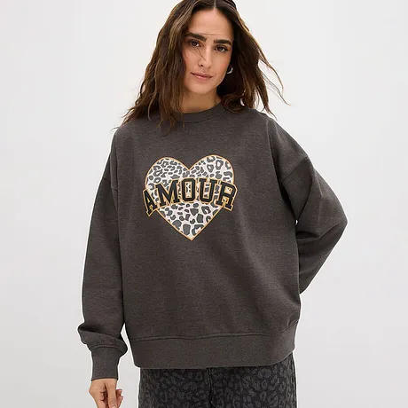 Grå sweatshirt med stort, leopardmønstret hjerte og "Amour"-skrift.