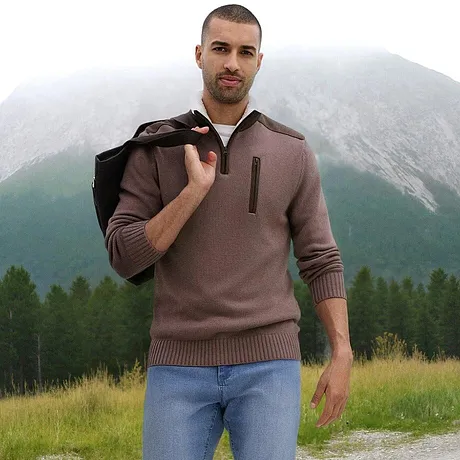 En brun genser med glidelås og krage kombinert med lyse jeans.