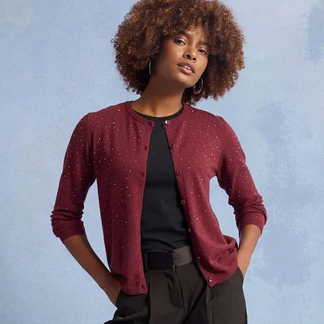 Rød cardigan med glitter kombinert med sort topp.