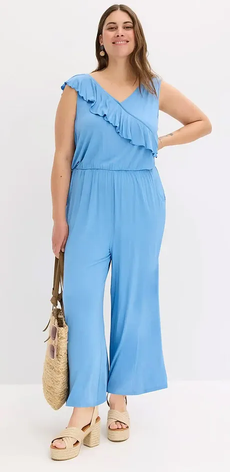 Lyseblå jumpsuit med asymmetriske rysjer og vide ben. Perfekt, sommerlig outfit for en avslappet look.