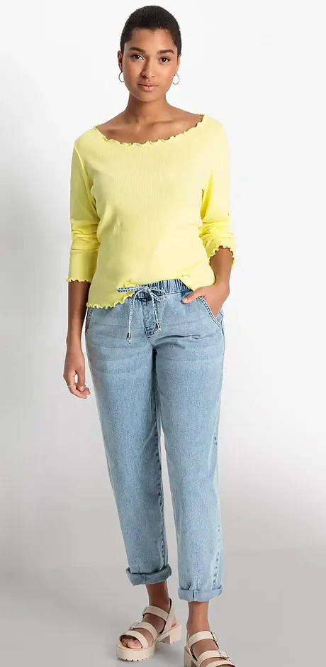 Sommerlig antrekk: Gul genser med Carmen-utringning, ledige lyseblå jeans og komfortable sandaler.