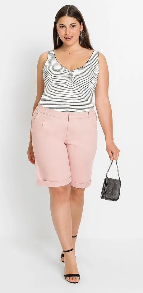 Stripete tanktopp kombinert med pastellfarget shorts.