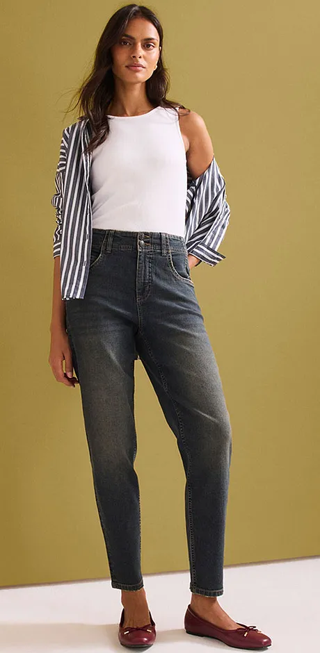 Hvit topp, stripete bluse, highwaist-jeans samt røde ballerinasko.