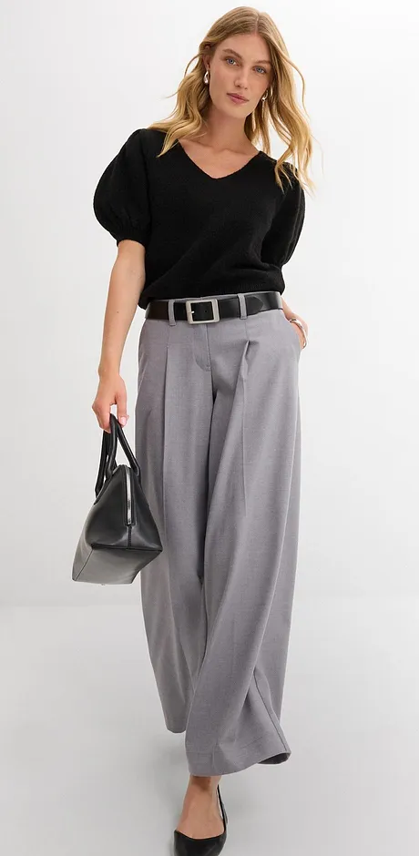Elegant look med sort bluse, vid grå bukse og stilig belte.