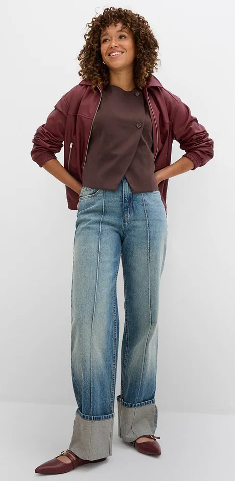 Ledig høstlook med vinrød jakke, grå T-skjorte og vid jeans med oppbrett.