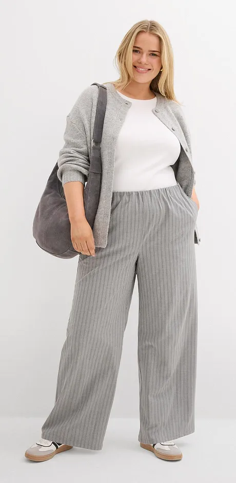 Grå cardigan med hvit topp og stripete, grå bukse.