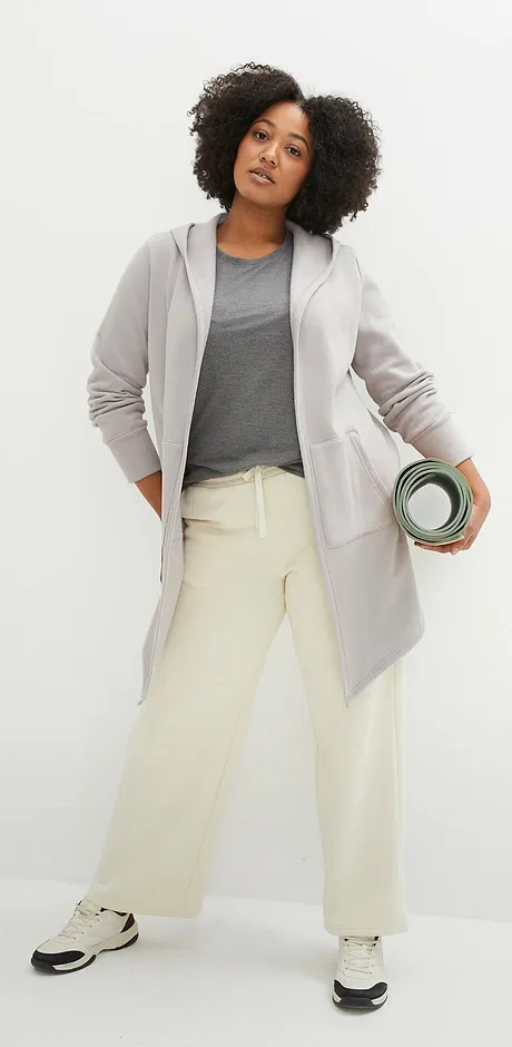 Sweatshirt med glidelås, T-skjorte og kremfarget bukse for en sporty look.
