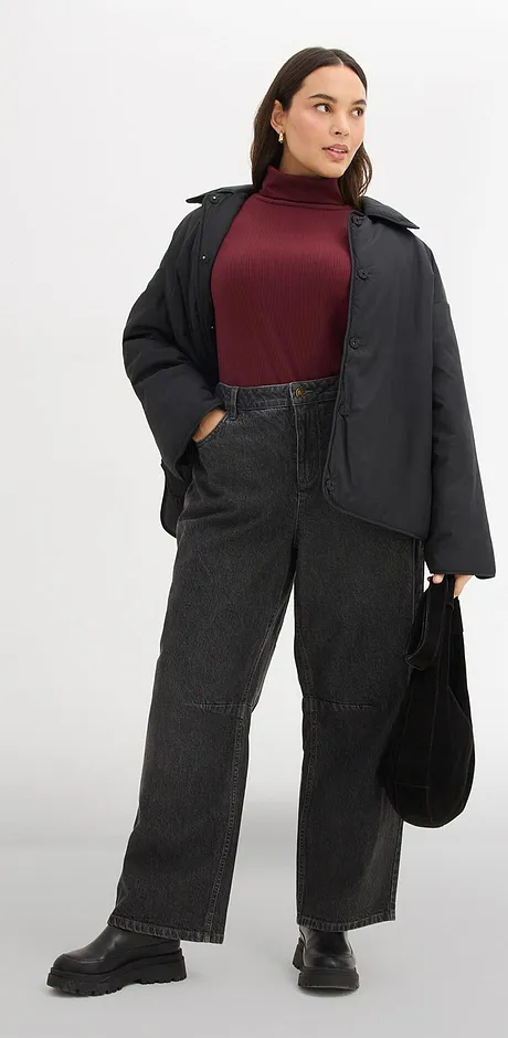 Kombo bestående av burgunderrød pologenser, sort jakke og sorte jeans.