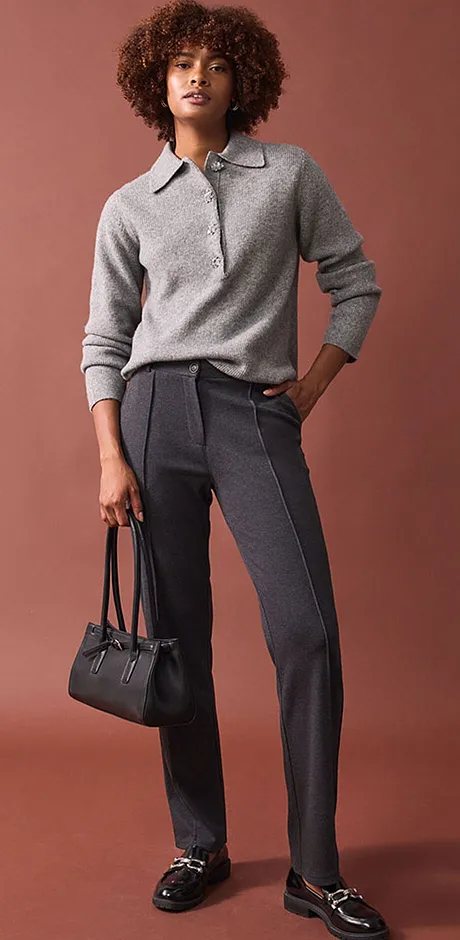 Elegant, grå genser kombinert med chic dressbukse og sorte loafers.