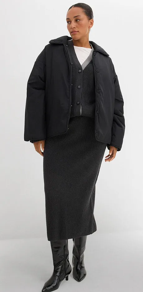 Vattert jakke, langt skjørt og skinnstøvletter. Stilren, hvit topp under.