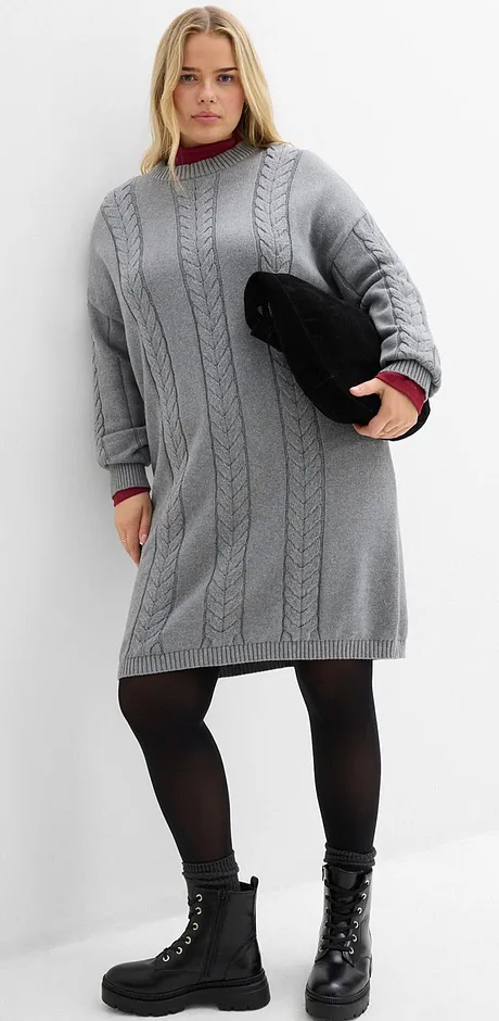 Grå, strikket kjole, sort strømpebukse og snøreboots.