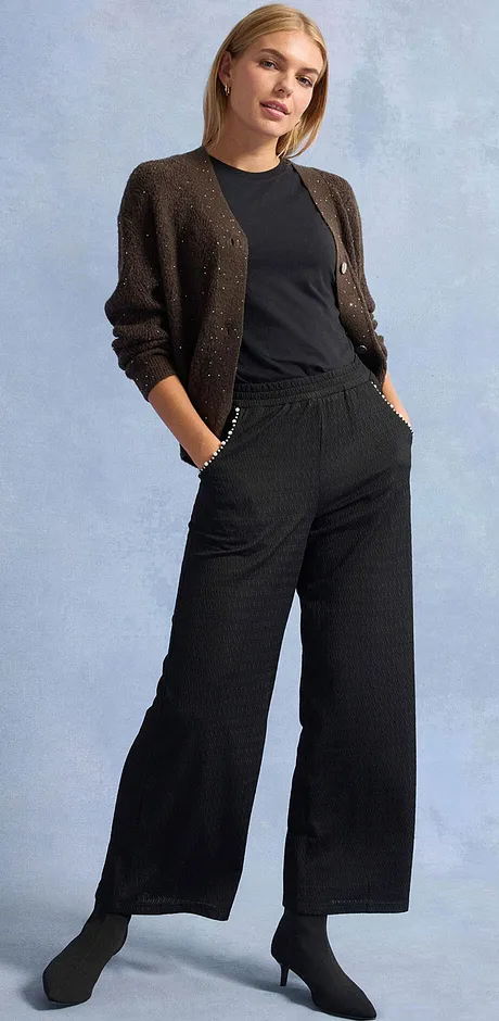 Sort bukse, T-skjorte og cardigan med glitter.