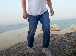 Lyseblå jeans, kombinert med behagelige hvite sneakers.