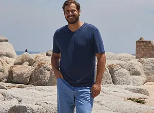 Mørkeblå T-skjorte kombinert med jeans.