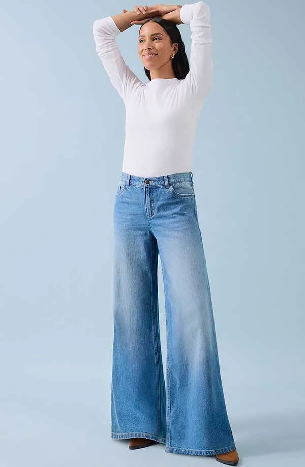 Hvit langermet skjorte og vide jeans: en kombinasjon av komfort og ledig stil.