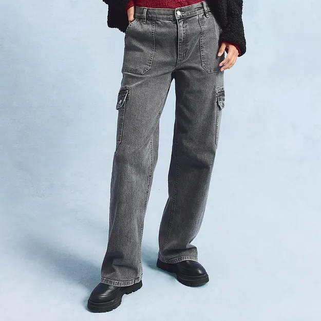 Gr&aring; cargojeans med romslige sidelommer kombinert med sorte sko.