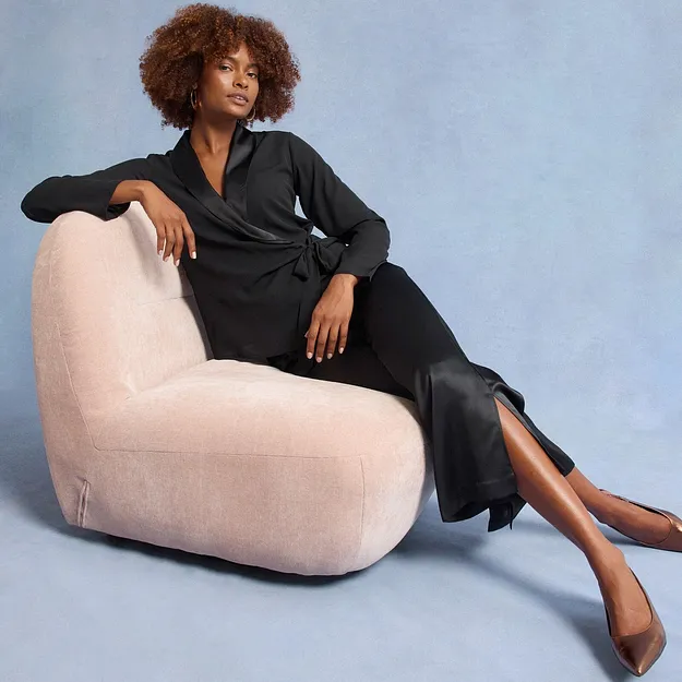 Sort kjole med sorte satengbukser.