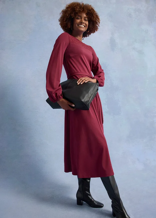 Elegant, burgunderr&oslash;d kjole med lange ermer.