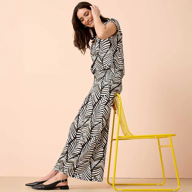 Bukse og bluse med sort og hvitt m&oslash;nster &ndash; en harmonisk, monokrom look.