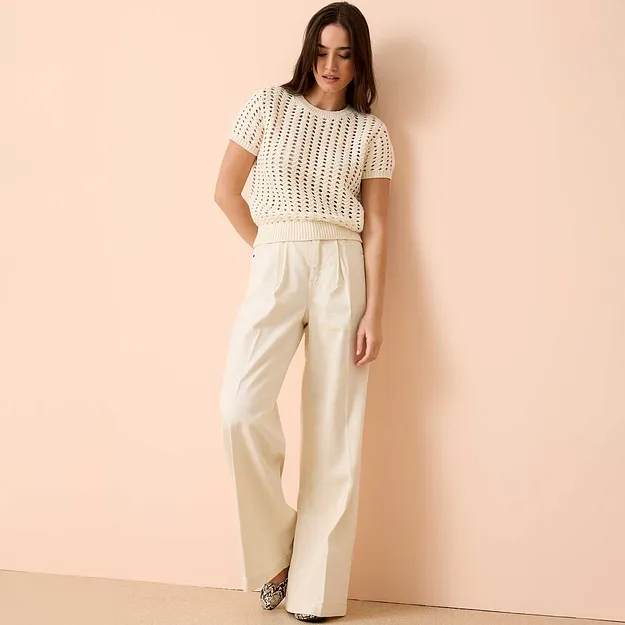 Heklet, kortermet topp kombinert med vide jeans.