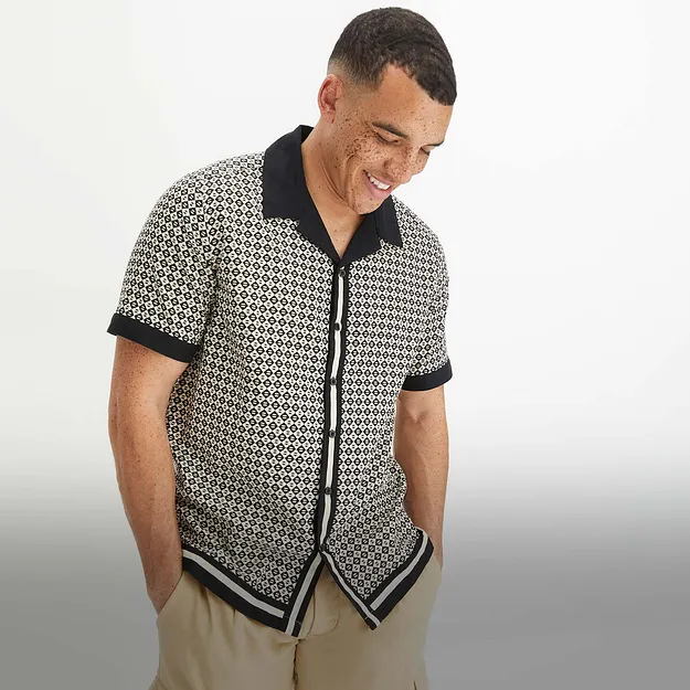 Kortermet, m&oslash;nstret skjorte med kontrastfargede kanter og krage.