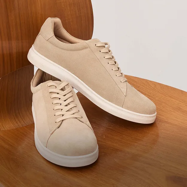 Beige sneakers i semsket skinn med hvite s&aring;ler.