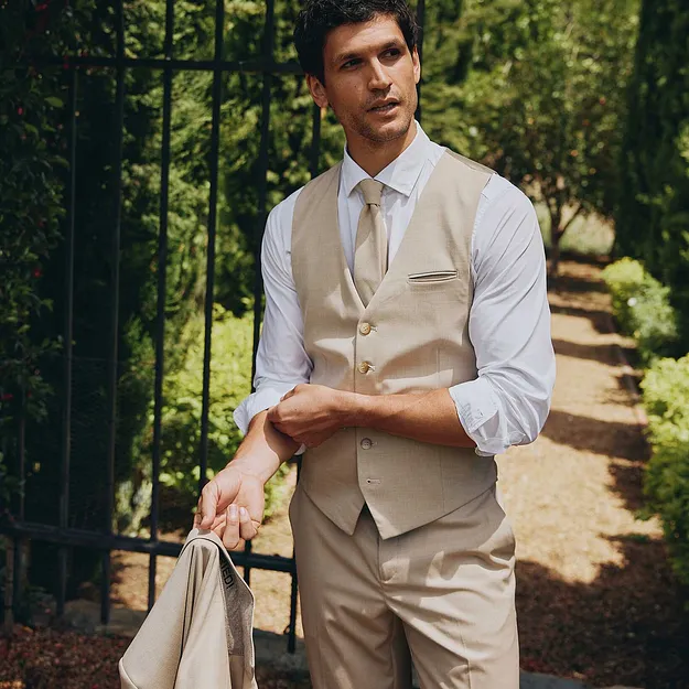 Vest, bukse og blazer samt hvit skjorte og slips.