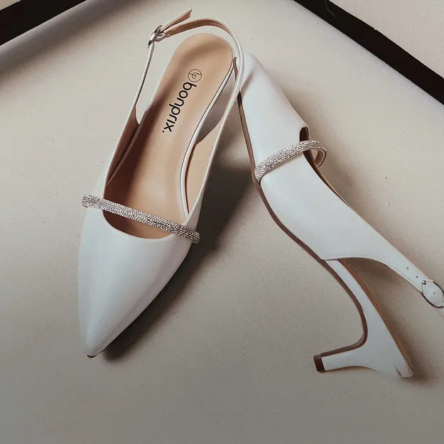 Elegante, hvite slingbacks med spiss tupp. Stilfulle sko for spesielle anledninger.