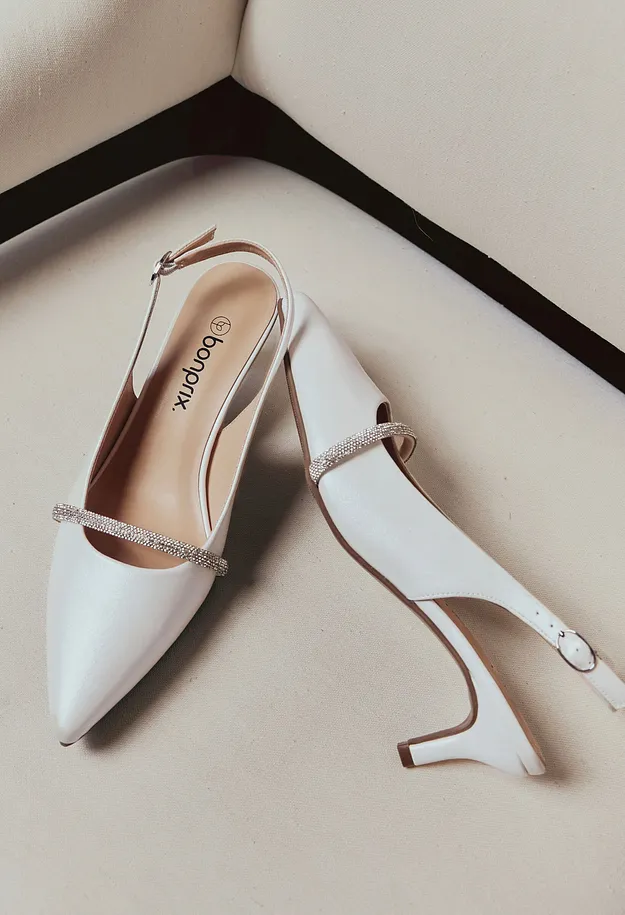 Elegante, hvite slingbacks med spiss tupp. Stilfulle sko for spesielle anledninger.