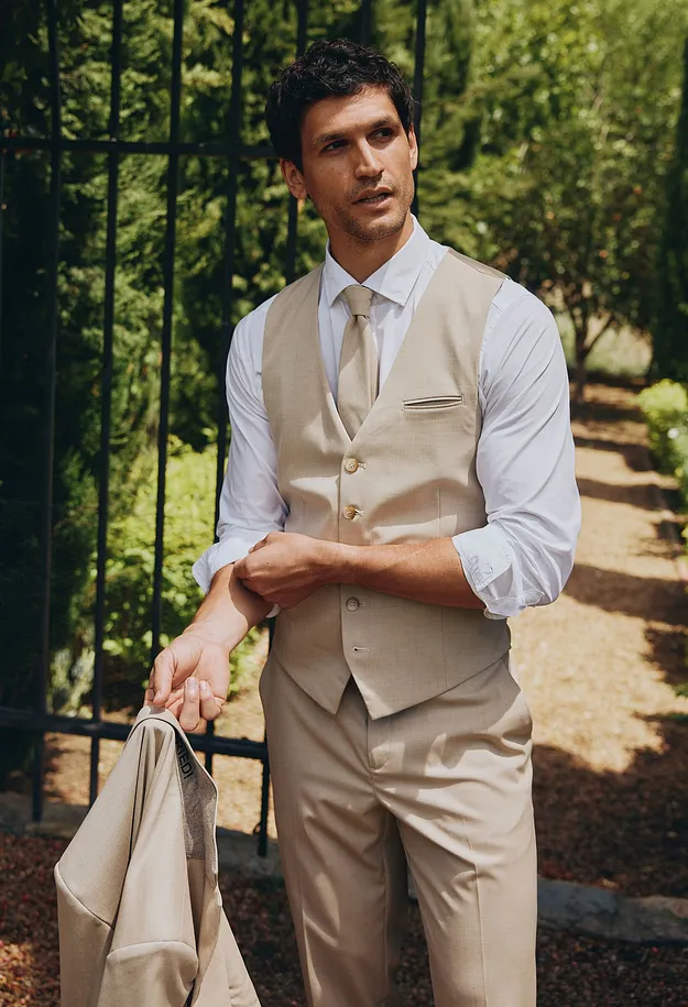 Vest, bukse og blazer samt hvit skjorte og slips.