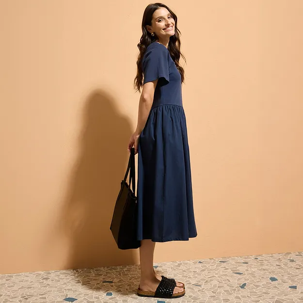 Flott, m&oslash;rkebl&aring; sommerkjole med korte ermer.