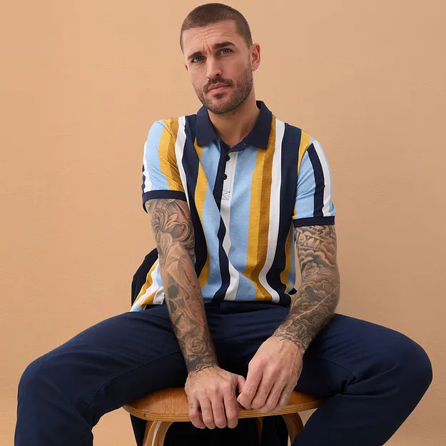 Stripete poloskjorte med m&oslash;rkebl&aring; krage kombinert med m&oslash;rkebl&aring; bukse.