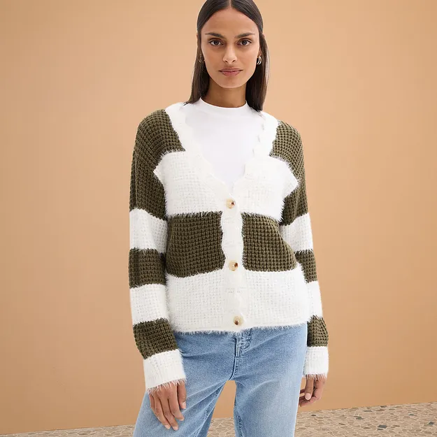 Hvit og olivengr&oslash;nn cardigan kombinert med lysebl&aring; jeans.