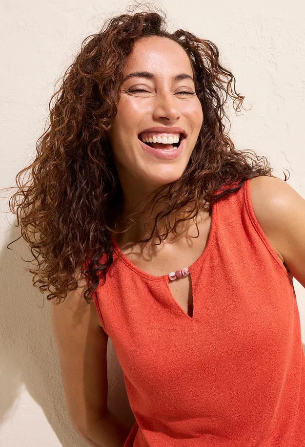 Dame - Strikket topp med perlepynt - r&oslash;dbrun