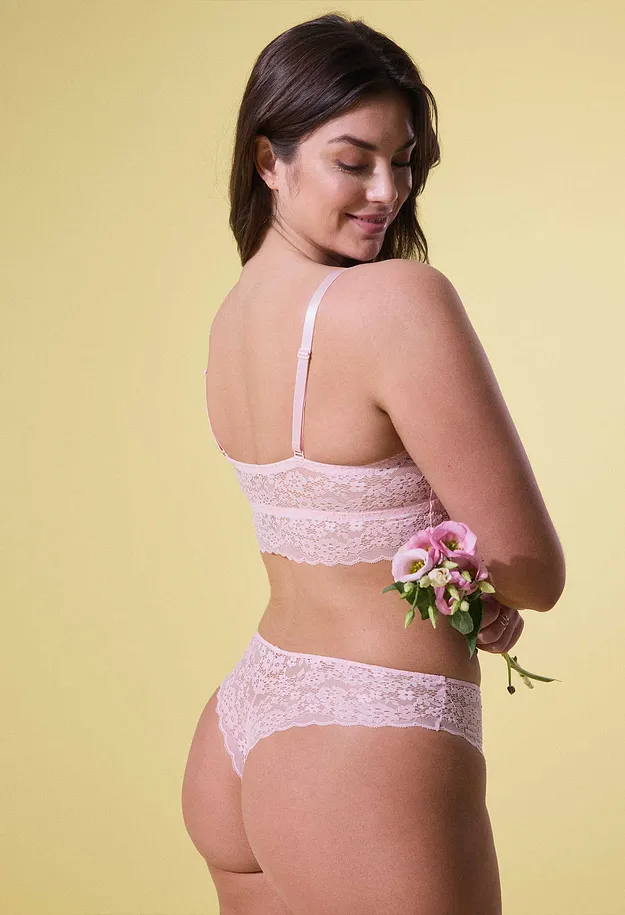 Dame - Brazilian-truse i mykt blondemateriale - blek rosa