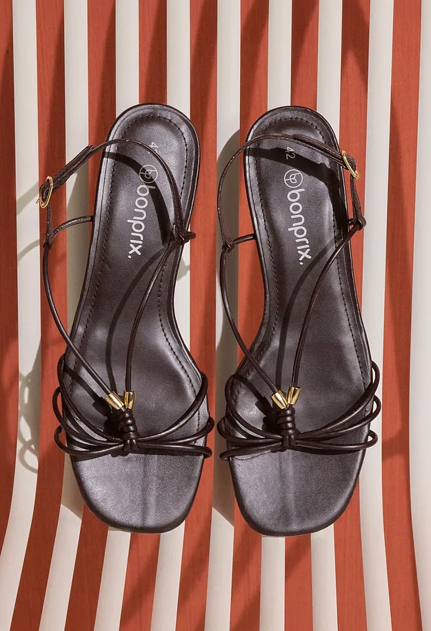 Trendy - Remsandaler med metallic-detaljer - m&oslash;rkebrun