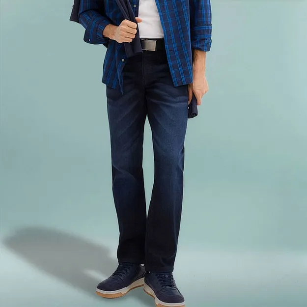 Rutete skjorte, m&oslash;rke jeans og matchende, marinebl&aring; sko.