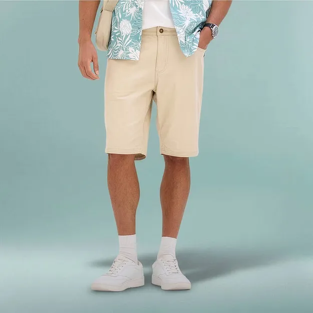 Casual sommerantrekk med beige bermudashorts, m&oslash;nstrete skjorte og hvite sneakers.