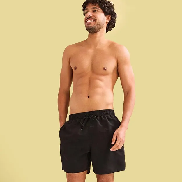 En person i sort badeshorts.
