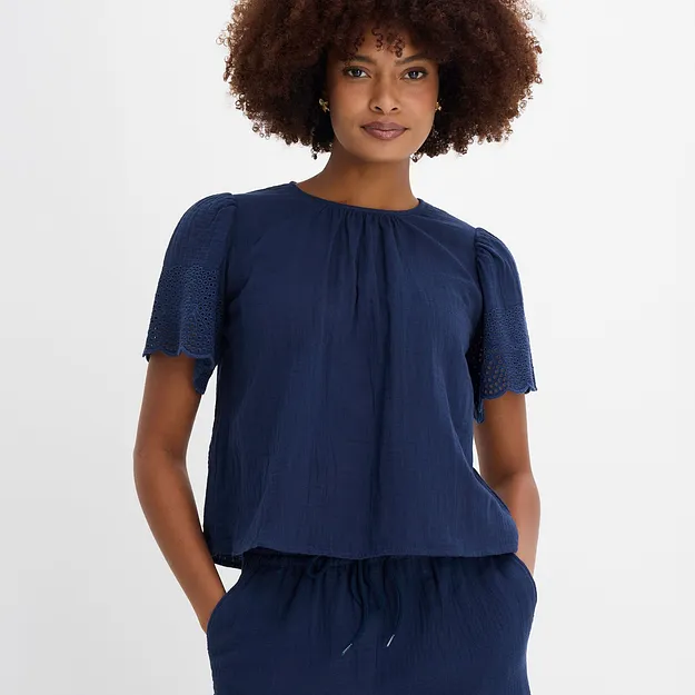 Elegant, m&oslash;rkebl&aring; bluse med korte ermer og klassisk, rund hals, perfekt for stilfulle looks.
