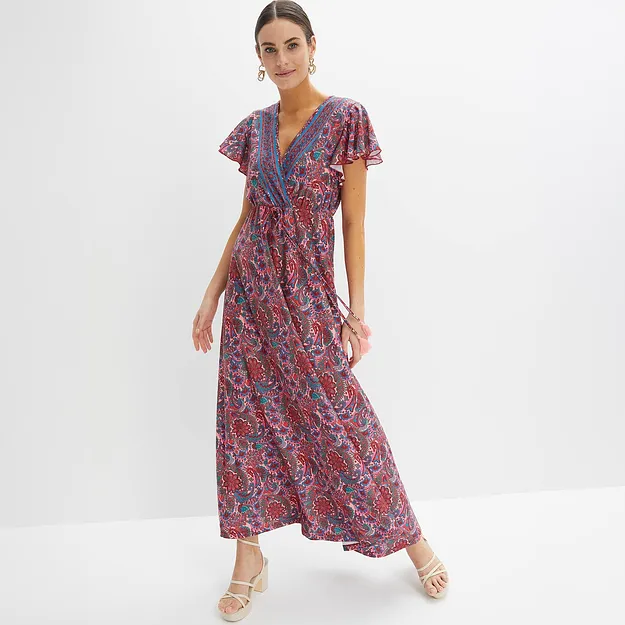 Maxikjole med fargerikt paisleym&oslash;nster, V-hals og korte ermer kombinert med elegante sandaler.