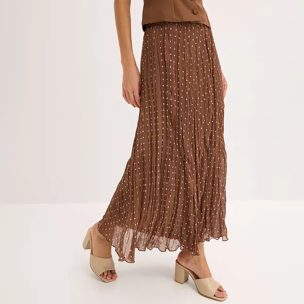 Brunt pliss&eacute;skj&oslash;rt med prikkem&oslash;nster, brun overdel og beige slip-in sandaler.