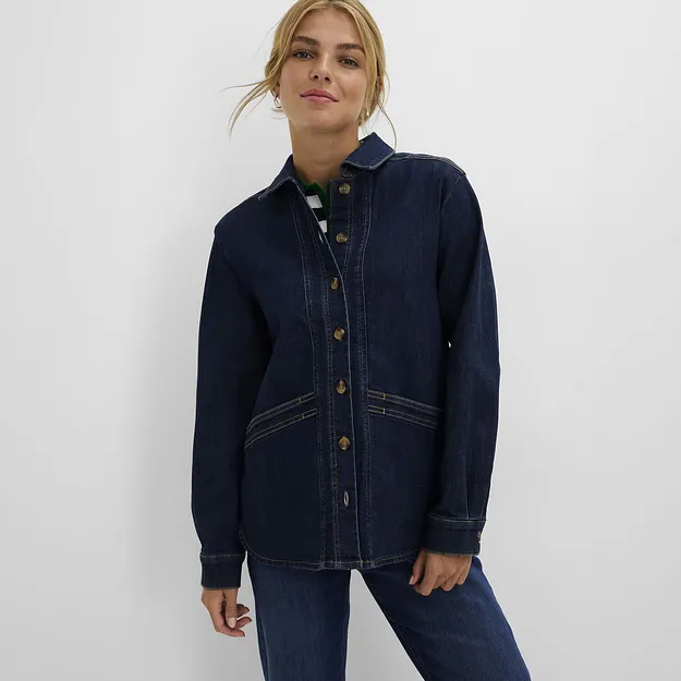 Avslappet denimjakke med markerte s&oslash;mmer kombinert med stripete topp med krage og jeans.