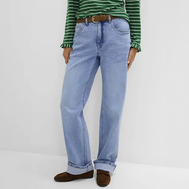 Moteriktig antrekk: Stripete topp, vide, lysebl&aring; jeans, brunt belte og brune loafers i semsket skinn.