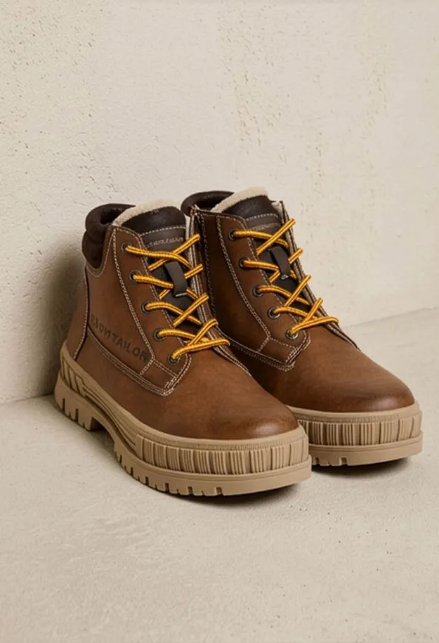 Slitesterke, brune boots med gule lisser og profils&aring;le.