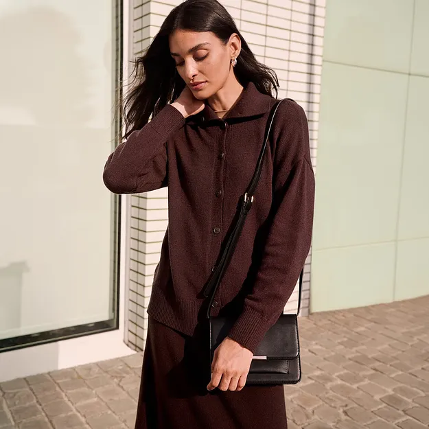 Elegant, brun cardigan med krage og knappestolpe kombinert med en sort veske.