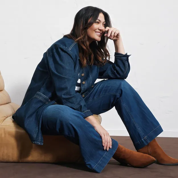 Stilfull denimlook: Denimjakke, vid bukse og elegante, brune ankelboots.