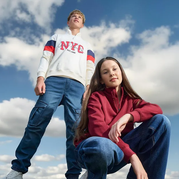 Avslappede sweatshirts, med og uten trykk, perfekt kombinert med kule jeans.